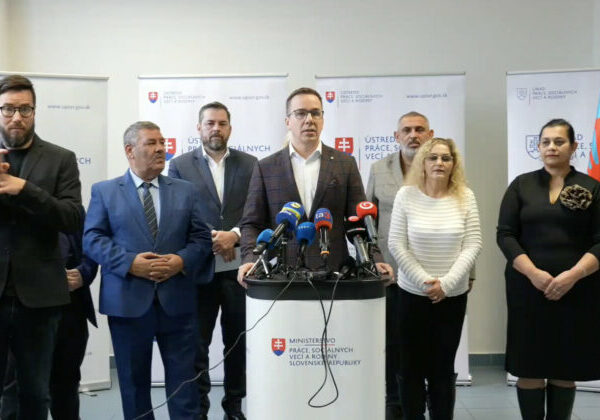 Tomáš predstavil prvé čísla programu Práca namiesto dávok, tisíce ľudí dostali ponuky a desiatkam už hrozí krátenie dávky – VIDEO