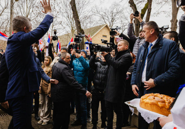 Napätie počas Pellegriniho návštevy v Báčskom Petrovci, skupinu srbských Slovákov obkľúčila polícia – VIDEO