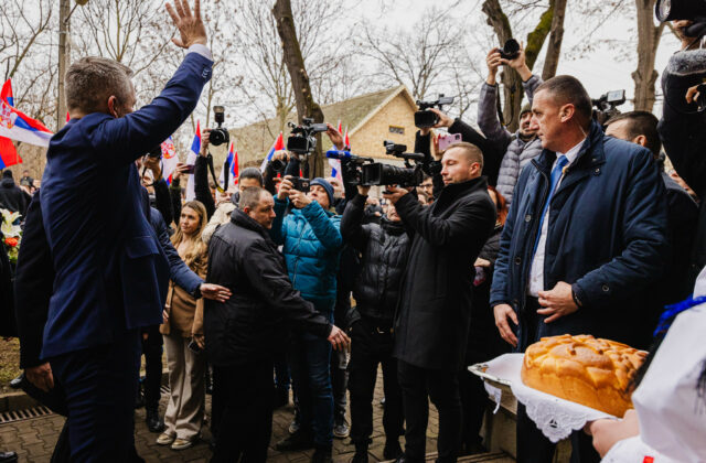 Napätie počas Pellegriniho návštevy v Báčskom Petrovci, skupinu srbských Slovákov obkľúčila polícia – VIDEO