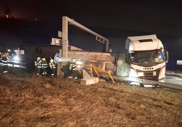 Nehoda kamióna skomplikovala dopravu v okolí Svrčinovca, z prevrátenej cisterny uniklo veľké množstvo nebezpečnej látky – VIDEO, FOTO