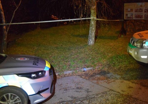 Pokus o vraždu v Leviciach, 22-ročná žena skončila po páde z Kalvárie v nemocnici – FOTO