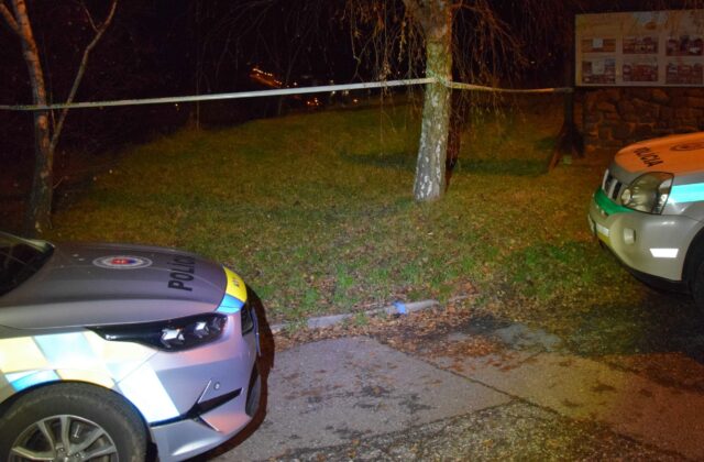 Pokus o vraždu v Leviciach, 22-ročná žena skončila po páde z Kalvárie v nemocnici – FOTO