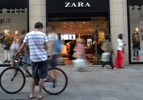 Majiteľovi značky Zara sa darí napriek konkurencii zo strany predajcov lacnejšieho oblečenia