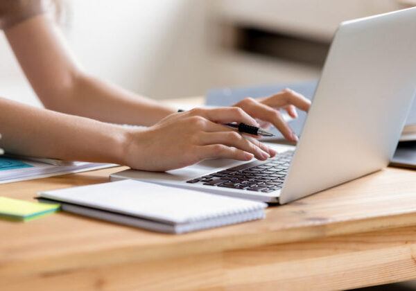 Práca pre platformy a digitálne aplikácie predbehla zákony, Tomášovo ministerstvo sa to chystá zmeniť