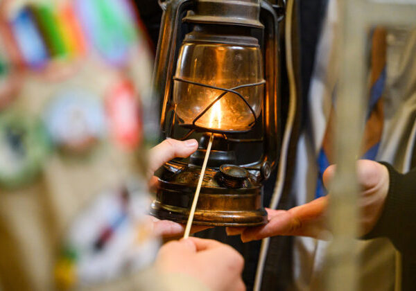 Skauti vyniesli Betlehemské svetlo do výšky 2 634 metrov, rozžiarilo Lomnický štít aj Skalnatú chatu