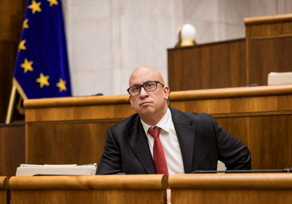 Progresívne Slovensko a Demokrati žiadajú odstúpenie Ráža, ľudia pri ceste vlakom riskujú životy