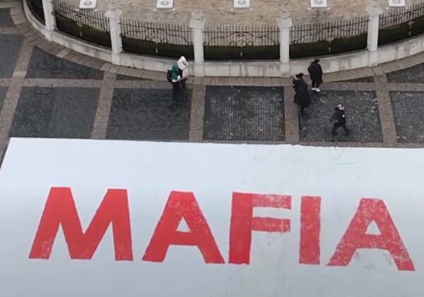 Liberáli rozložili pred Prezidentským palácom obrovský transparent s nápisom „Mafia“ – VIDEO