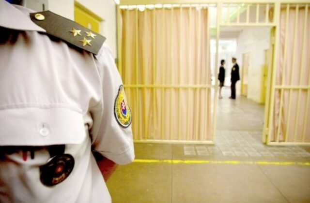 Príslušníci väzenskej a justičnej stráže o svoje istoty neprídu, Susko podpísal kolektívnu zmluvu