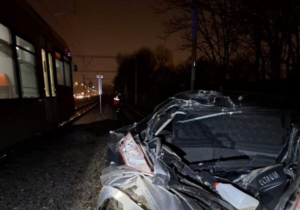 Policajti zasahovali pri zrážke vlaku s autom, vodič vošiel na koľajisko a zostal tam zakliesnený – FOTO