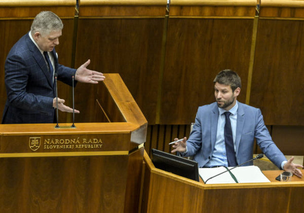 Smer v prieskume padol hlbšie pod PS, koalícia by mala v parlamente problém a opozícia by získala dokonca ústavnú väčšinu