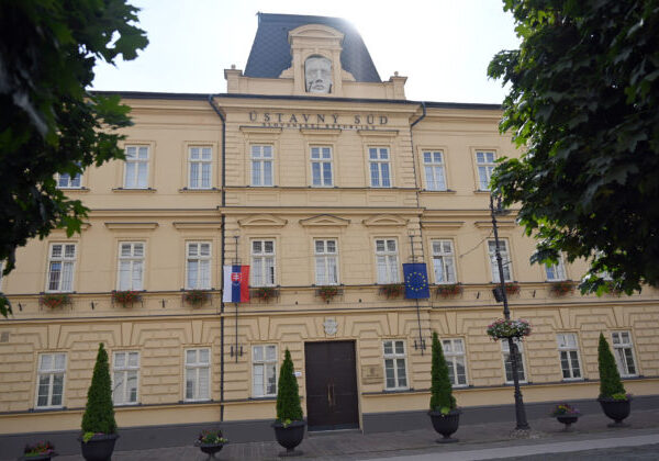 Slovenské hnutie obrody nesúhlasí s rozhodnutím Ústavného súdu SR, Pellegriniho nazvali podvodníkom a prezidentom vojny