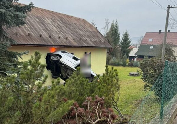 Opitý vodič skončil s autom v rodinnom dome, dychová skúška ukázala vyše 2 promile – FOTO