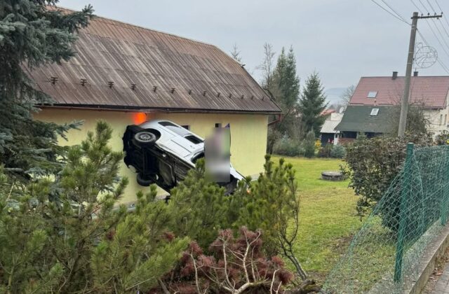 Opitý vodič skončil s autom v rodinnom dome, dychová skúška ukázala vyše 2 promile – FOTO