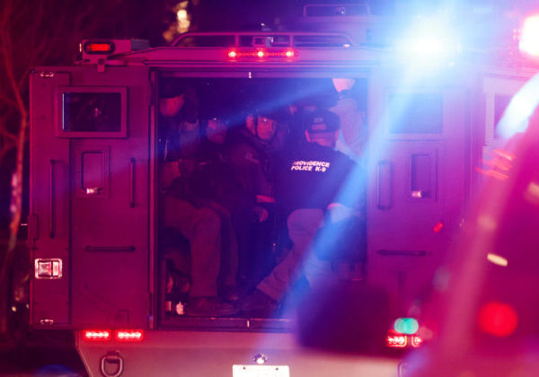 Polícia pátra po páchateľovi, ktorý zabil dvoch ľudí na univerzite v USA – FOTO