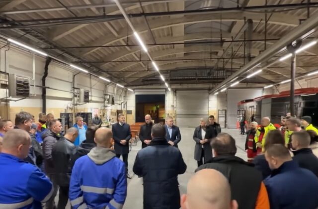 Premiér Fico a minister Ráž skoro ráno navštívili dopravný podnik v Bratislave – VIDEO