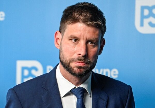 Keď mierite na všetky štyri strany, zostanete stáť sám, kritizuje Šimečka politiku Fica