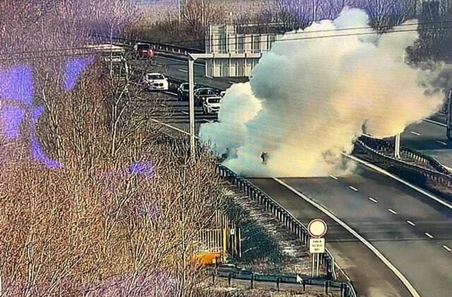 Na diaľnici D1 v smere do Bratislavy horelo auto – FOTO