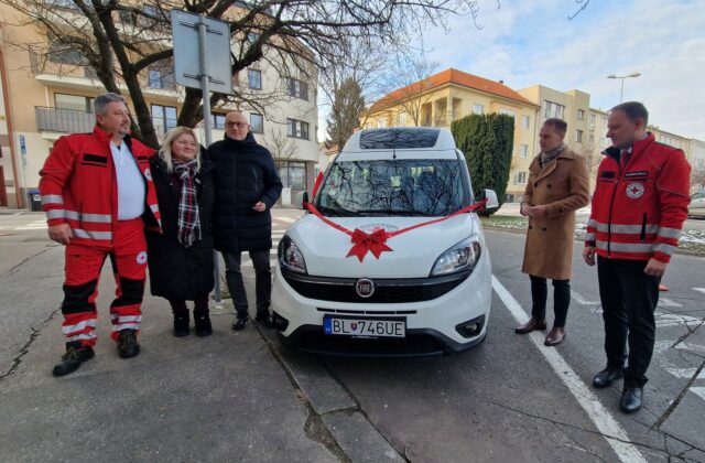 Piešťany sa pýšia sociálnym taxíkom, pomôže seniorom aj ľuďom s obmedzenou mobilitou – VIDEO, FOTO