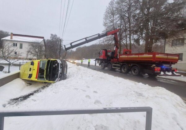 Hasiči v obci Cejkov zasahovali pri nehode sanitky, zostala prevrátená na boku – FOTO