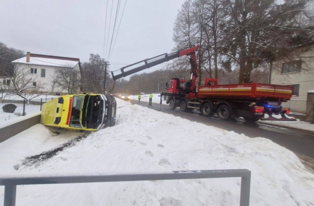 Hasiči v obci Cejkov zasahovali pri nehode sanitky, zostala prevrátená na boku – FOTO