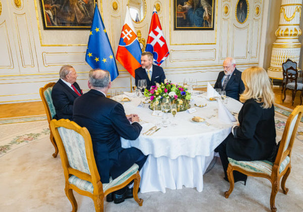 Pellegrini obedoval s bývalými prezidentmi, z ich kultivovanej diskusie by si mali brať príklad aj ostatní politici – FOTO