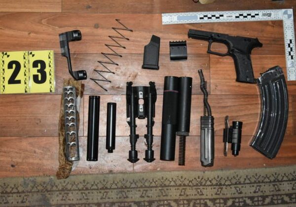 Dom v trebišovskom okrese ukrýval množstvo nelegálnych zbraní, polícia stíha 65-ročného muža