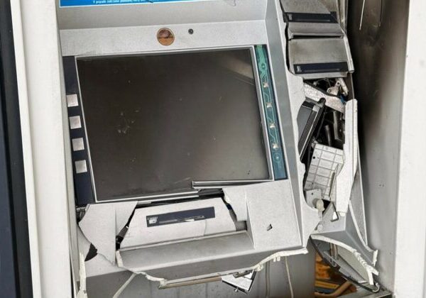 V obci Závod v skorých ranných hodinách vybuchol bankomat pri obecnom úrade
