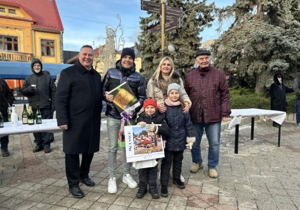 Michalovčania už po 24-krát zápolili vo vystreľovaní zátok zo šumivého vína, absolútny rekord sa nepodarilo pokoriť – FOTO