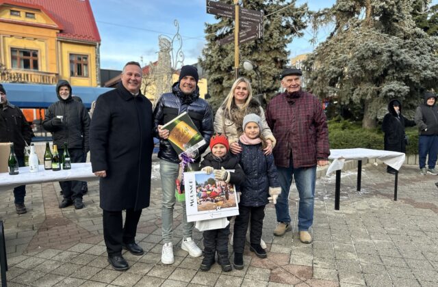 Michalovčania už po 24-krát zápolili vo vystreľovaní zátok zo šumivého vína, absolútny rekord sa nepodarilo pokoriť – FOTO