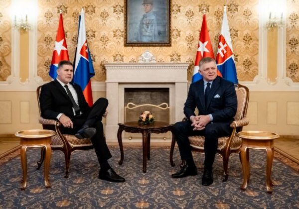 Fico odcestoval na mimoriadny samit Európskej rady, pred odchodom sa stretol s kubánskym ministrom – FOTO