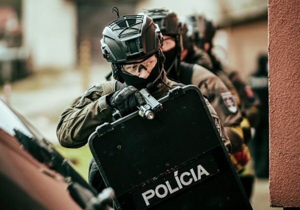 Policajti zadržali trojicu cudzincov, podozrievajú ich z výbuchov bankomatov