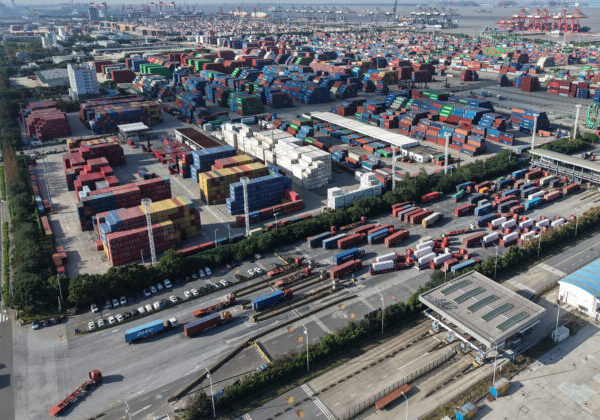 Čínsky obchodný prebytok vlani medziročne vzrástol na rekordných 1,2 bilióna dolárov