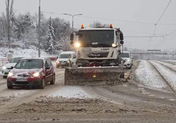 Košice vyhlásili pre zlú poveternostnú situáciu prvý kalamitný stupeň, meškali aj spoje MHD