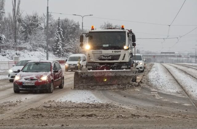 Košice vyhlásili pre zlú poveternostnú situáciu prvý kalamitný stupeň, meškali aj spoje MHD