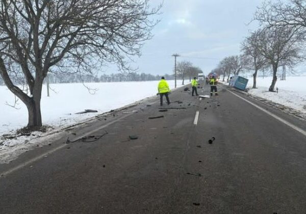 Vodička Peugeotu skončila po zrážke s autobusom v nemocnici, nehoda sa stala Diviackej Novej Vsi