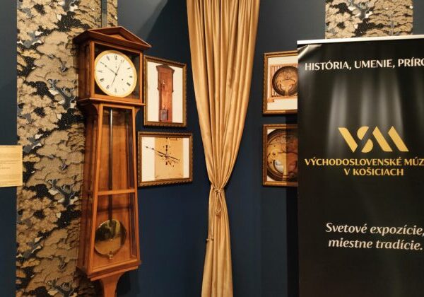 Východoslovenskému múzeu sa podarila výnimočná akvizícia, do zbierky získalo 200-ročné kyvadlové hodiny – FOTO