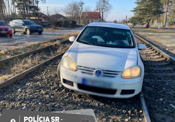 Vlaky na Záhorí stoja, železničnú premávku na Záhorí zastavilo auto v koľajisku – FOTO