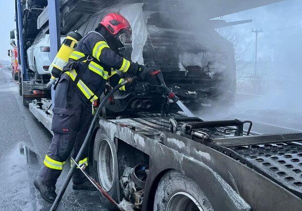 Horel kamión prevážajúci vozidlá, škoda bola predbežne vyčíslená na 150-tisíc eur – FOTO