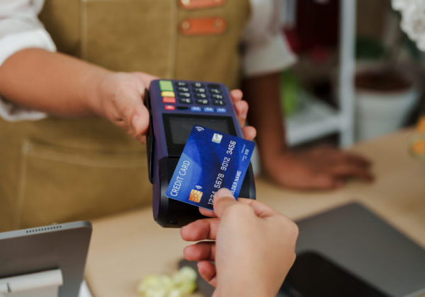 117 000 podnikateľov ešte neprijíma bezhotovostné platby. Za mesiac a pol už budú musieť