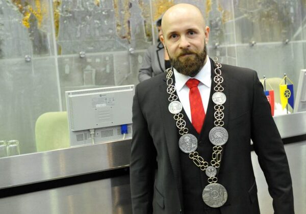 Primátor Trnavy Bročka svojím platom prekročil hranicu 100 tisíc eur, podobne sú na tom aj iní primátori