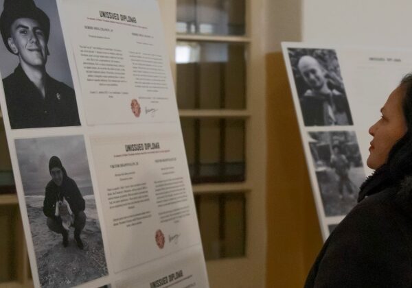 V Prešove začala putovná výstava Neodovzdané diplomy, poukazuje na vojnu na Ukrajine – FOTO