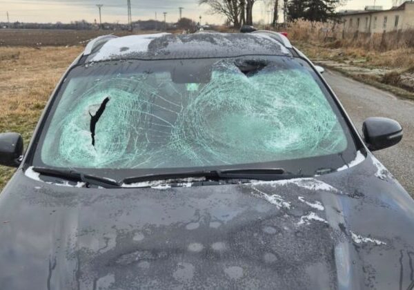 Veľký kus ľadu z kamiónu spôsobil pri meste Šaštín – Stráže zranenie spolujazdkyne v osobnom aute