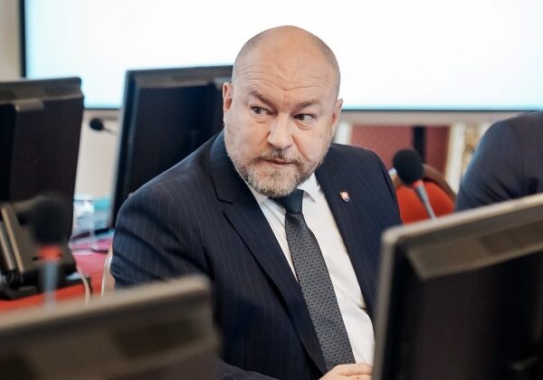 Huliak mal dopravnú nehodu, vodič služobného vozidla dostal šmyk pri vyhýbaní sa autu