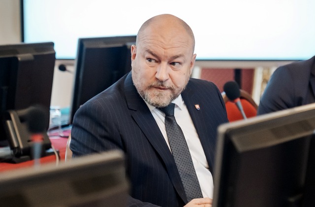 Huliak mal dopravnú nehodu, vodič služobného vozidla dostal šmyk pri vyhýbaní sa autu