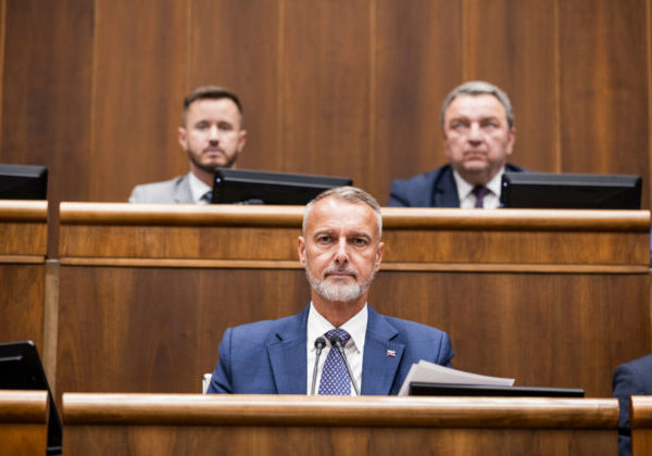 Raši stanovil pre rok 2026 iba päť schôdzí parlamentu. Zamestnanci sa potrebujú venovať rodinám, tvrdí Hlas