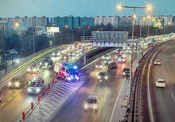 Na Prístavnom moste sa zrazilo viacero áut, úsek je ťažko prejazdný a tvoria sa kolóny