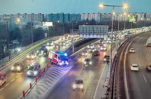 Na Prístavnom moste sa zrazilo viacero áut, úsek je ťažko prejazdný a tvoria sa kolóny
