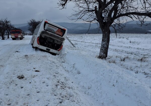 Autobus medzi obcami Rankovce a Mudrovce zišiel z cesty, boli v ňom desiatky detí aj tehotná žena – VIDEO, FOTO