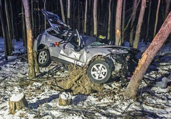 Tragická dopravná nehoda si vyžiadala život 79-ročného vodiča, vozidlo ostalo zakliesnené medzi stromami