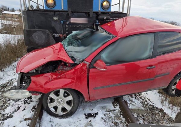 Vodička vošla na priecestie do dráhy prichádzajúceho rušňa, zrážku neprežili dve osoby – FOTO